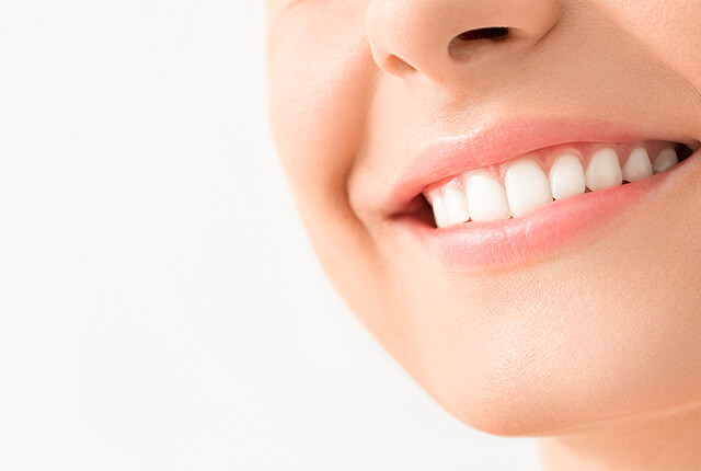 歯の白い笑顔の女性